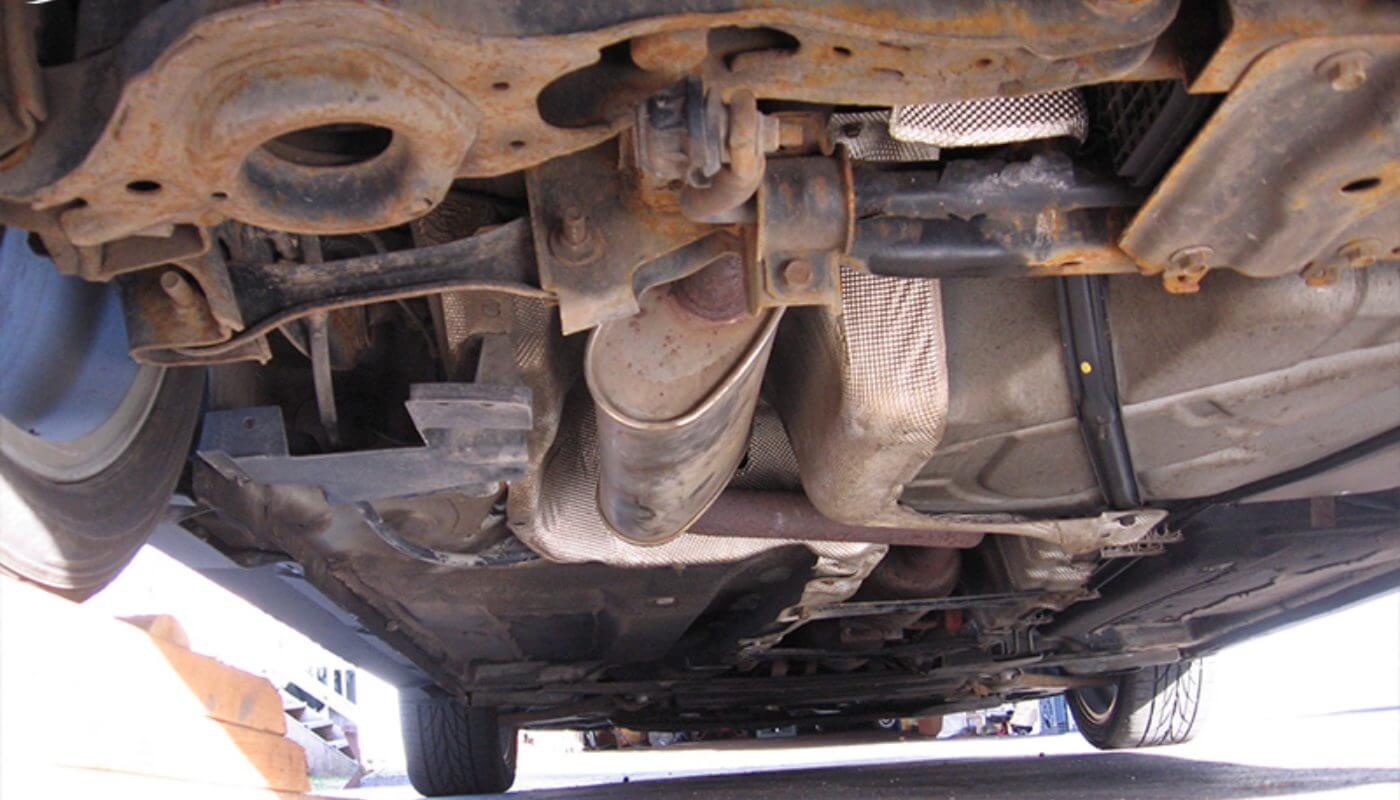 Các bụi bẩn tích tụ trong thời gian dài dưới gầm xe có thể gây làm cho các bộ phận bị rỉ sét và hỏng hóc.