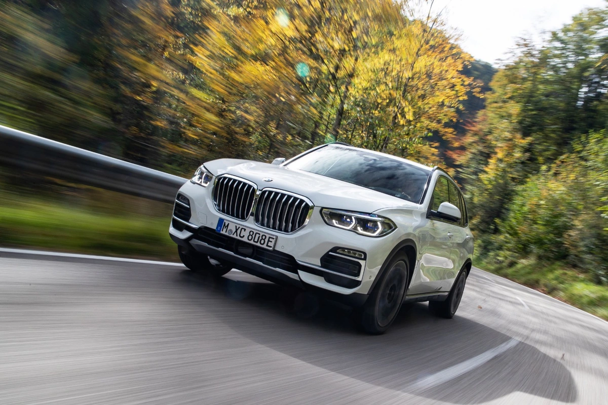 BMW không gọi X5 là một mẫu SUV, thay vào đó là SAV (Sport Activity Vehicle) - mẫu xe gầm cao hoàn hảo trên mọi địa hình, từ on-road đến off-road.