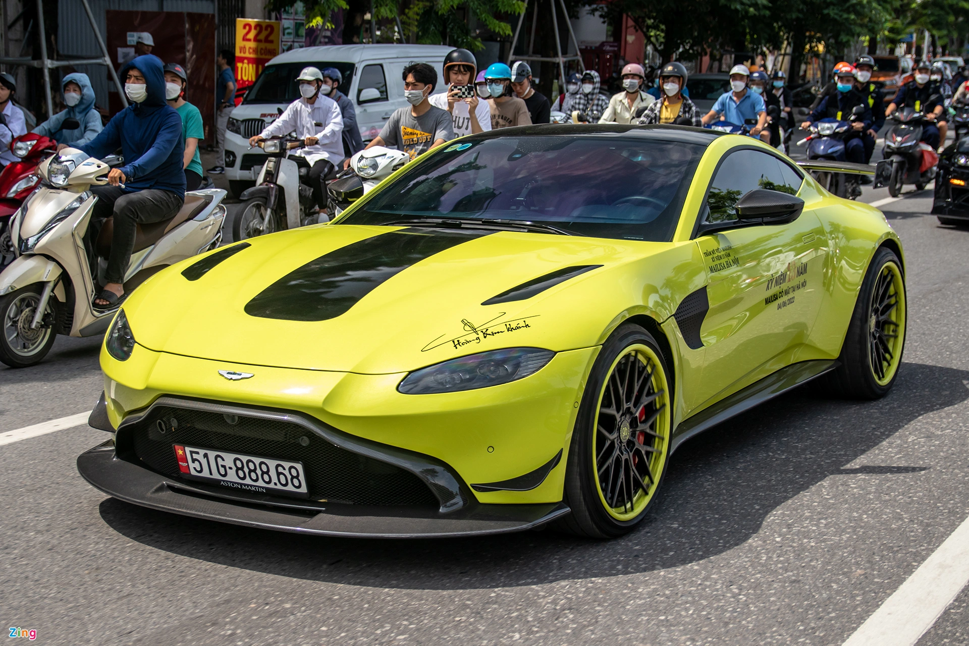 Lamborghini Aventador S và Aston Martin V8 Vantage là hai chiếc siêu xe được doanh nhân Hoàng Kim Khánh mua chính hãng.