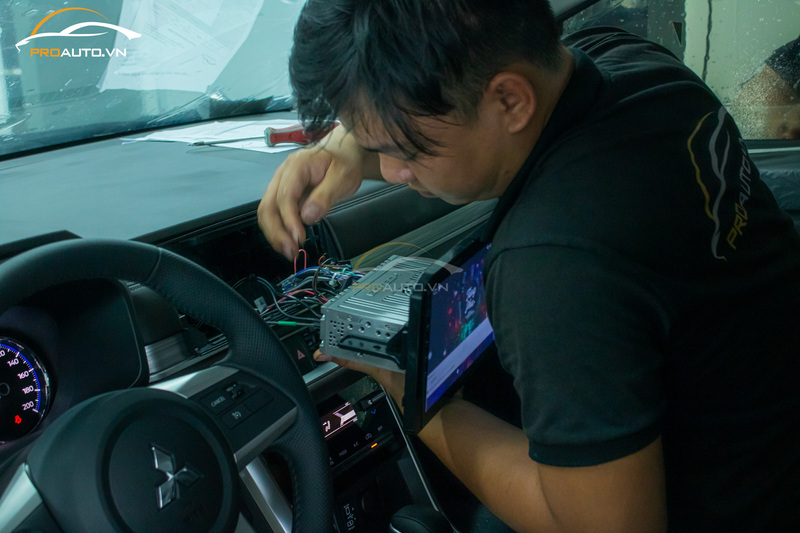 Thi công lắp đặt màn hình Android ô tô tại ProAuto.vn 