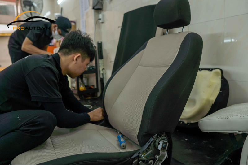 Thi công từng chi tiết trên ghế nhằm nâng cao trải nghiệm lái xe